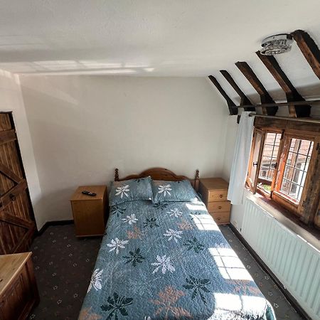 Tudor House - Double Room - Shared Bathroom Goff's Oak Exteriör bild