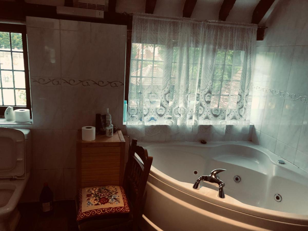Tudor House - Double Room - Shared Bathroom Goff's Oak Exteriör bild