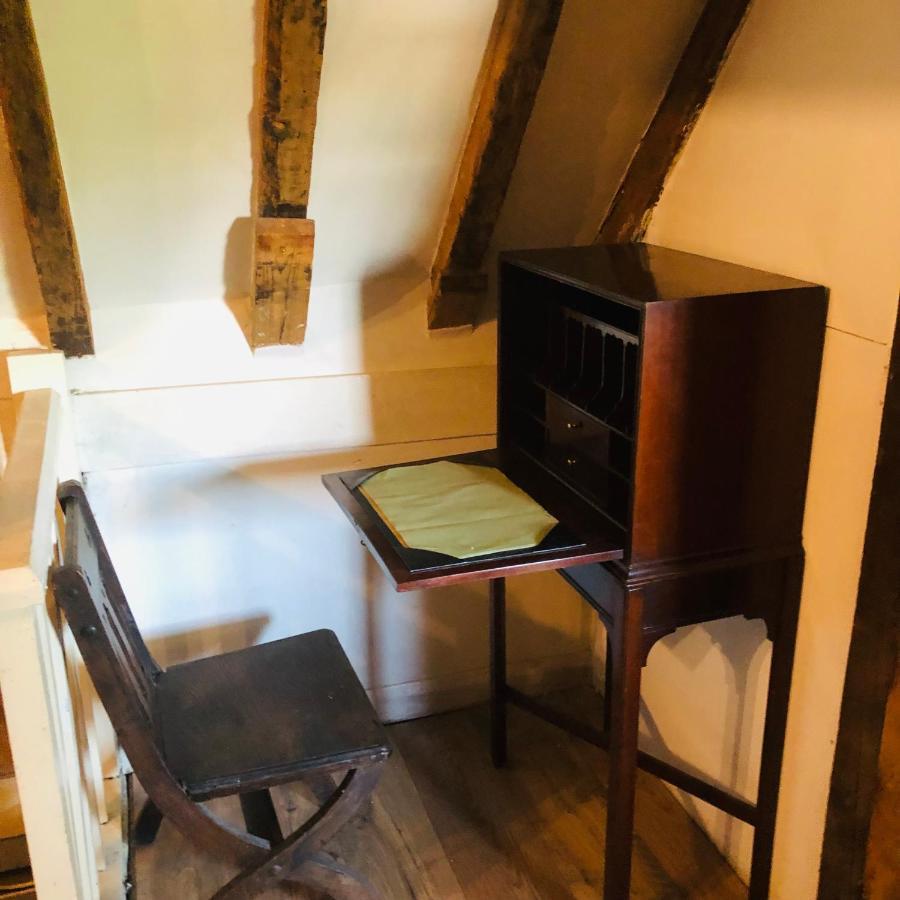 Tudor House - Double Room - Shared Bathroom Goff's Oak Exteriör bild