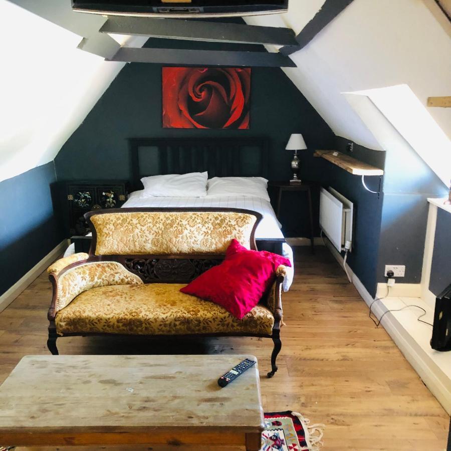 Tudor House - Double Room - Shared Bathroom Goff's Oak Exteriör bild