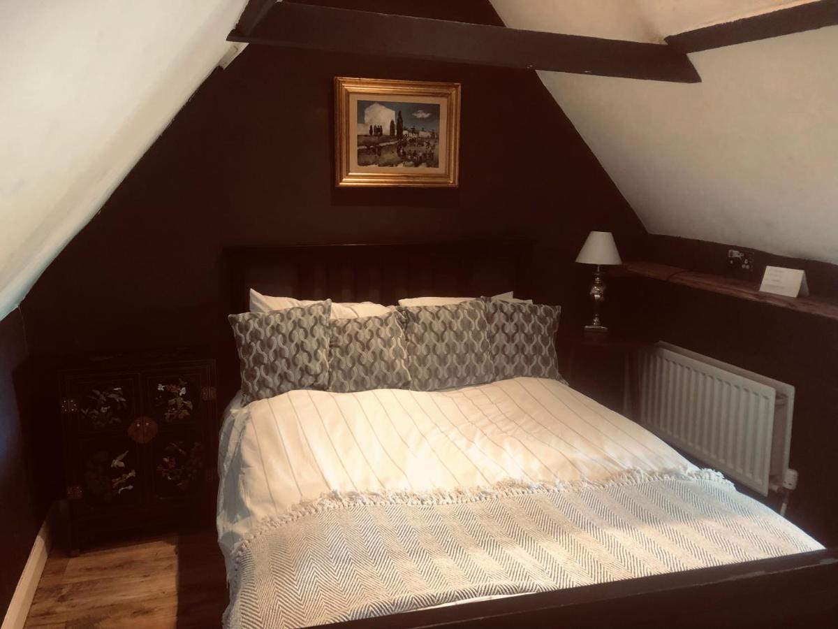 Tudor House - Double Room - Shared Bathroom Goff's Oak Exteriör bild