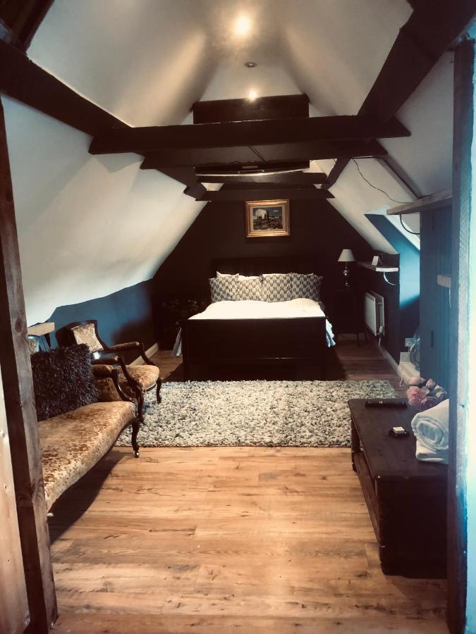 Tudor House - Double Room - Shared Bathroom Goff's Oak Exteriör bild
