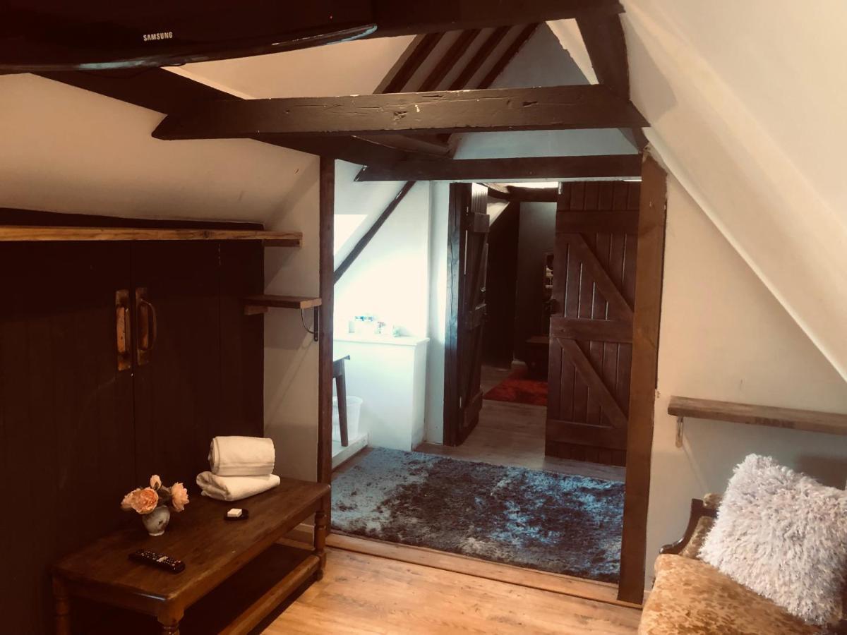 Tudor House - Double Room - Shared Bathroom Goff's Oak Exteriör bild