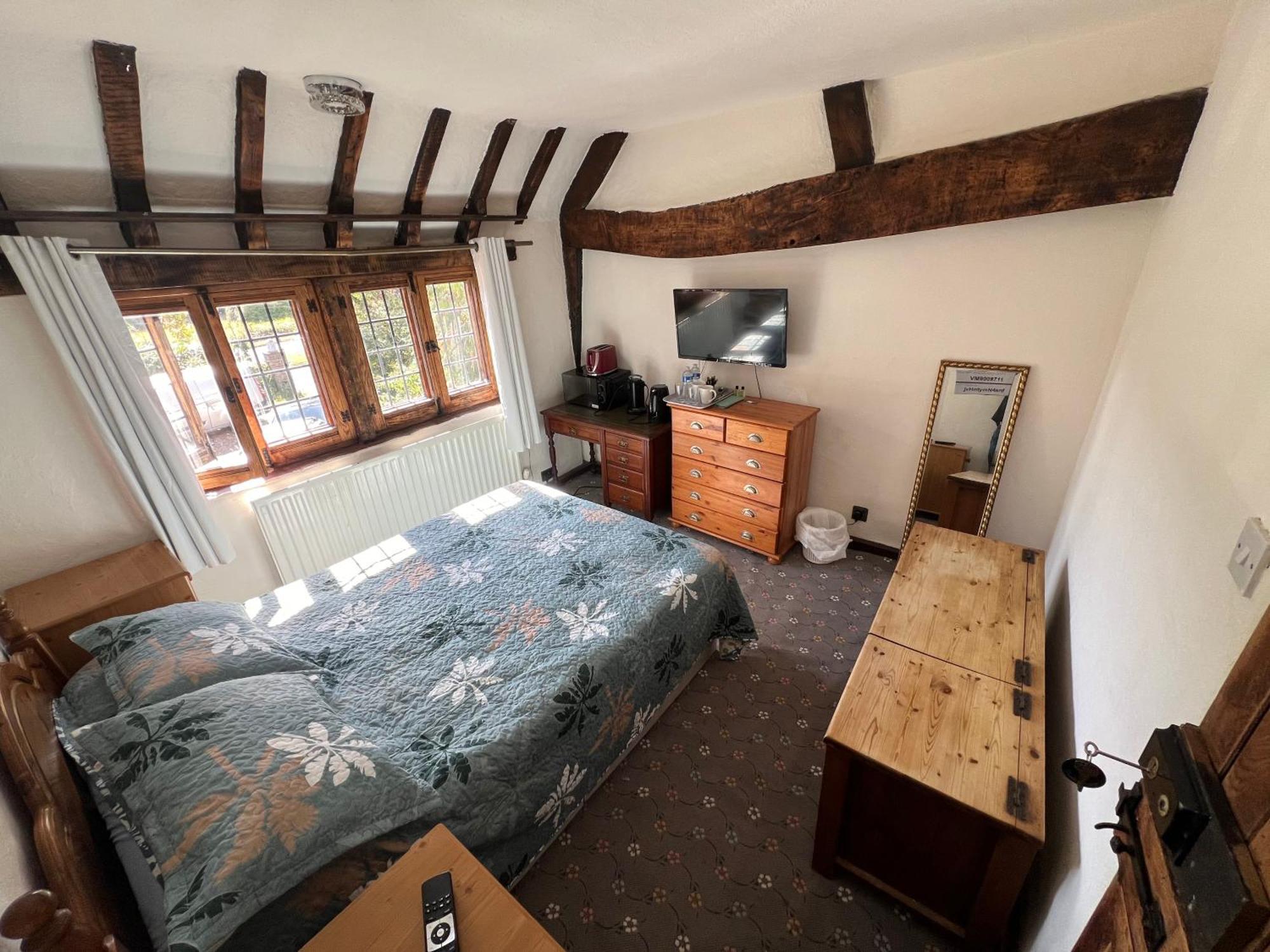 Tudor House - Double Room - Shared Bathroom Goff's Oak Exteriör bild
