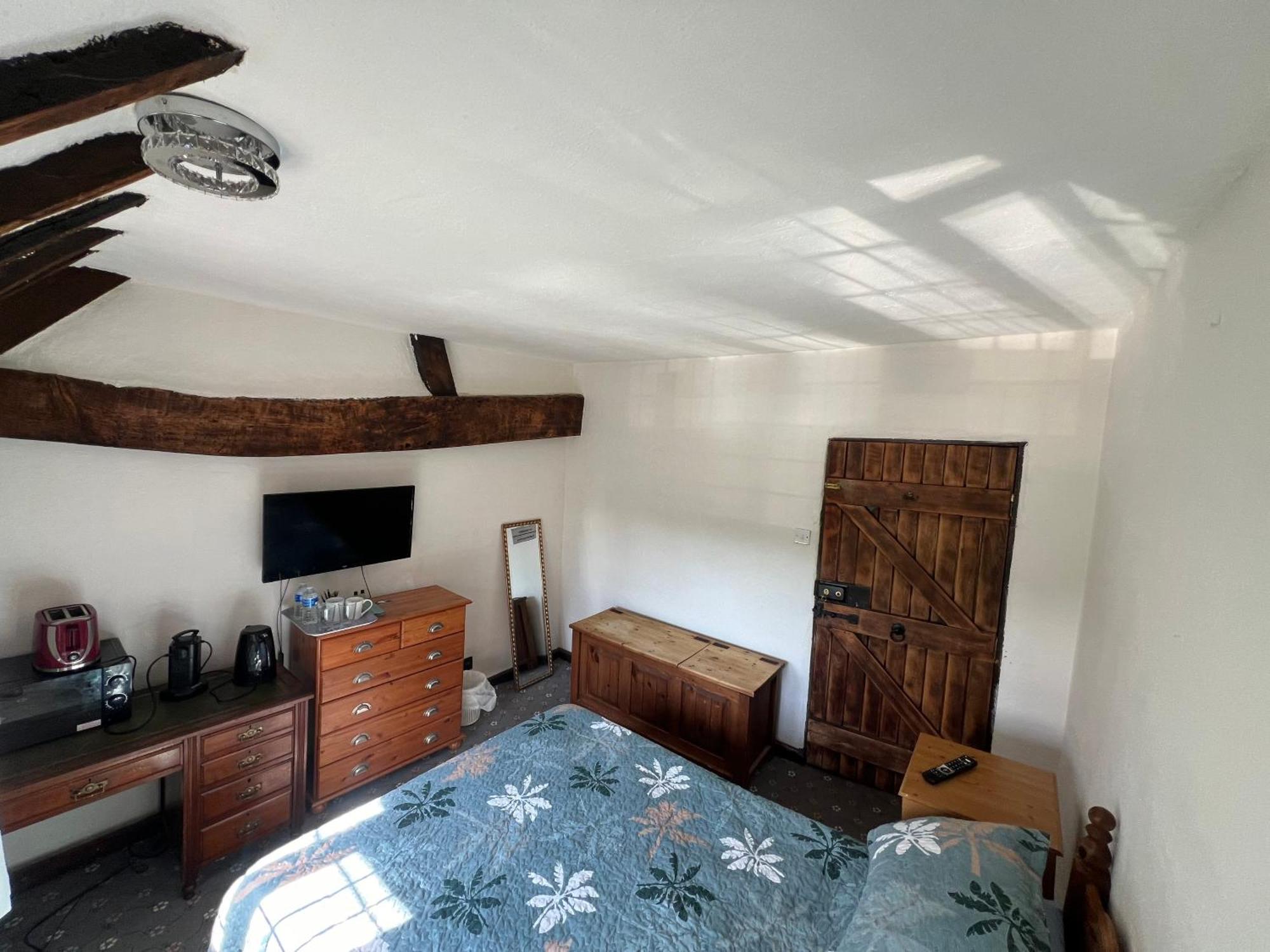 Tudor House - Double Room - Shared Bathroom Goff's Oak Exteriör bild