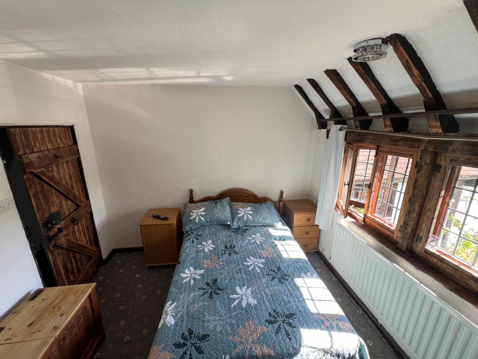 Tudor House - Double Room - Shared Bathroom Goff's Oak Exteriör bild